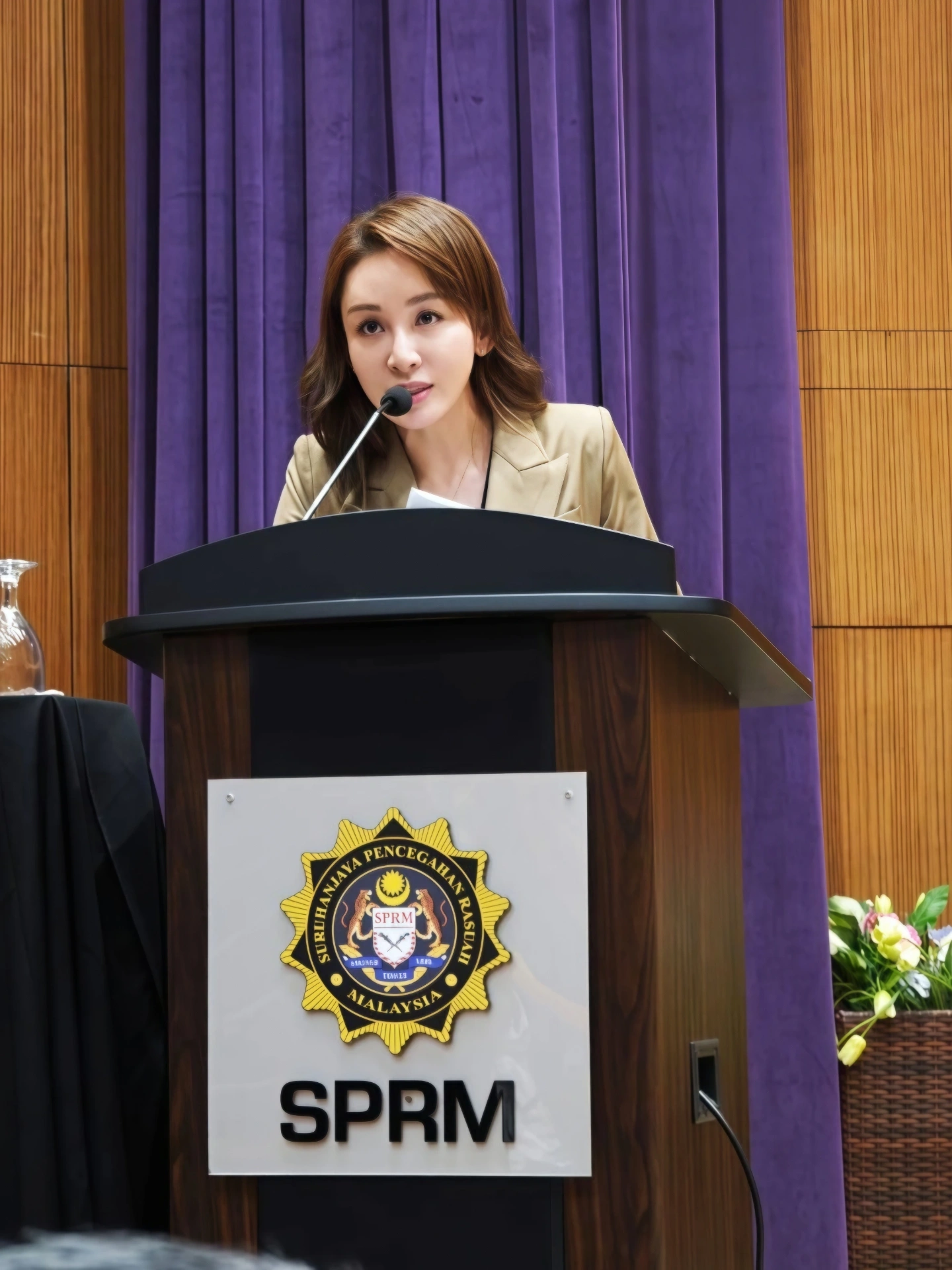 Samantha Loh in discussion with government and industry representatives