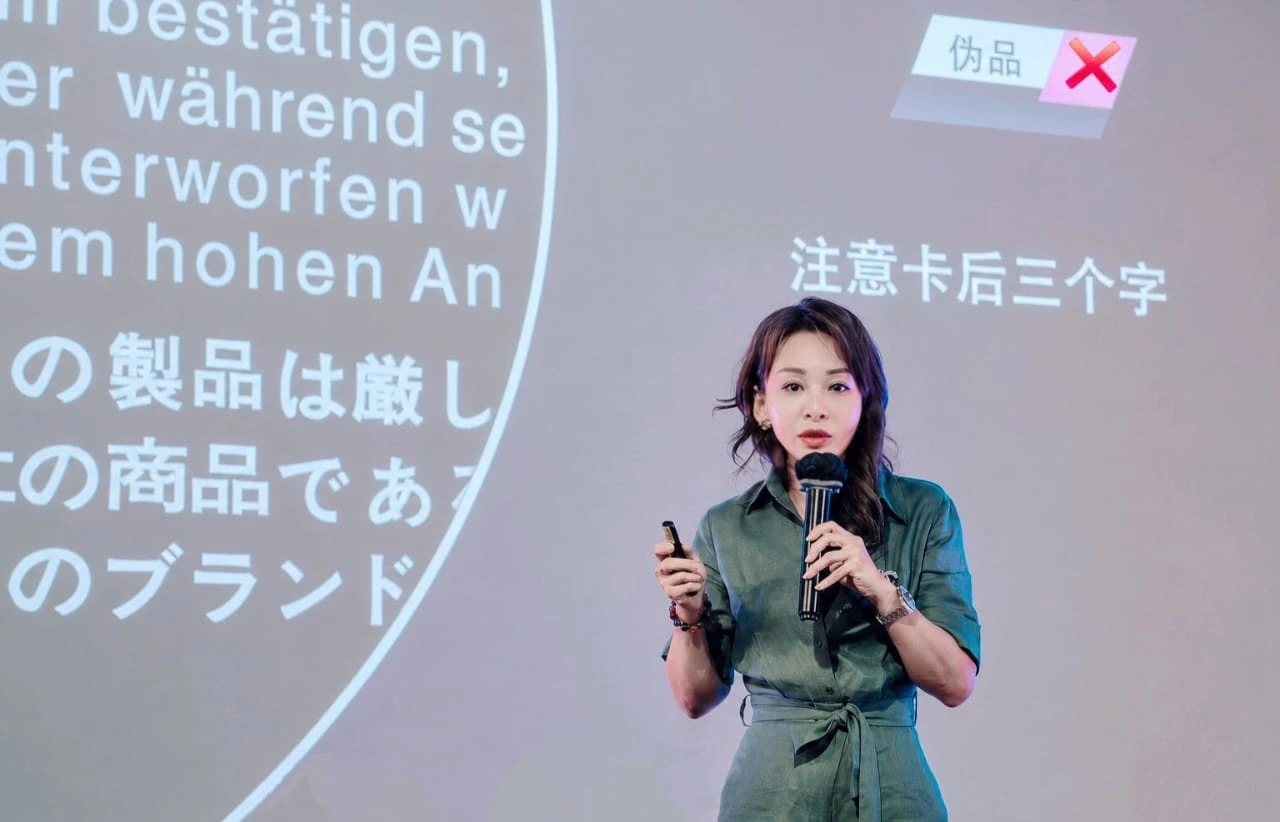 Samantha Loh 于讲台以德文、日文、中文幻灯片讲解鉴定要点